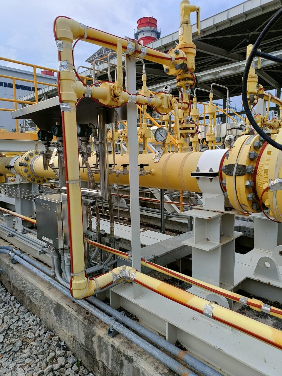 Heat-traced pipework with instrumentation at a valve station