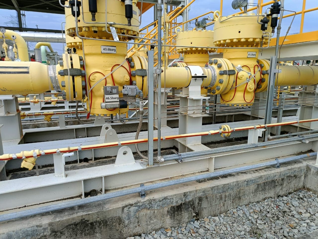 Traced valve assemblies at a gas metering facility